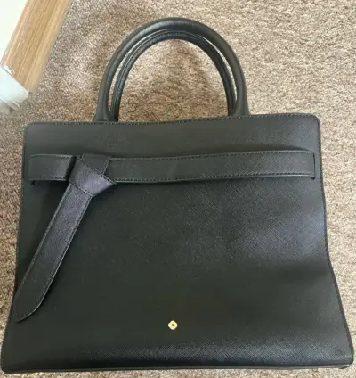 Cartera de mano negra elegante con correa ajustable - miniatura 1