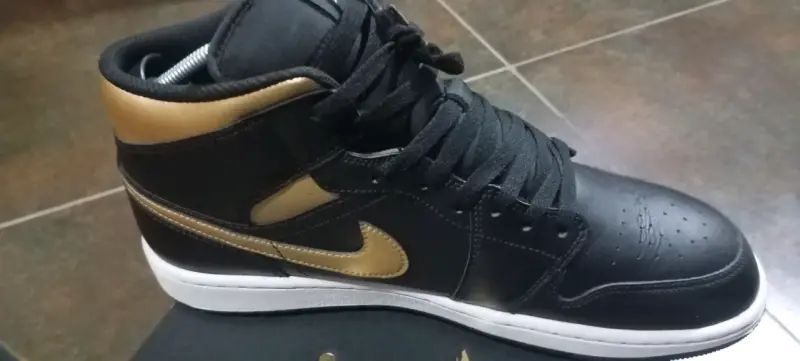 Air Jordan retro 1 mid negras y doradas - 2