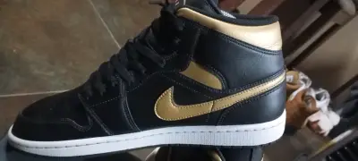 Air Jordan retro 1 mid negras y doradas - miniatura 3