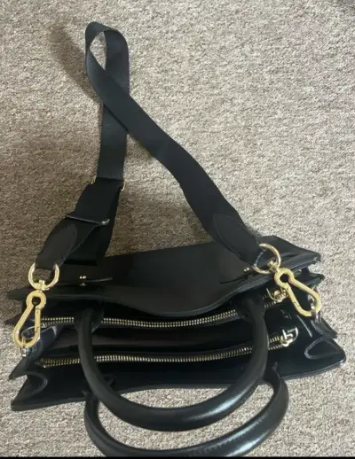 Cartera de mano negra elegante con correa ajustable - miniatura 3