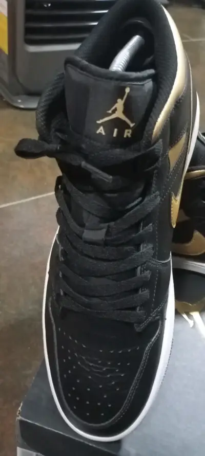 Air Jordan retro 1 mid negras y doradas - miniatura 4