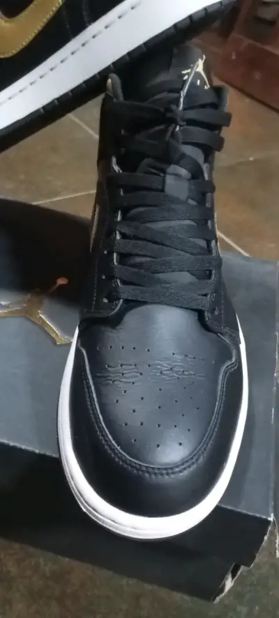 Air Jordan retro 1 mid negras y doradas - miniatura 5