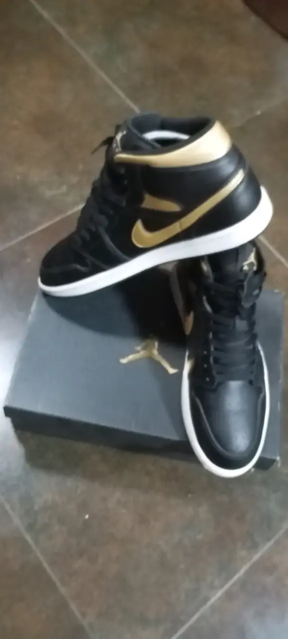 Air Jordan retro 1 mid negras y doradas - 6