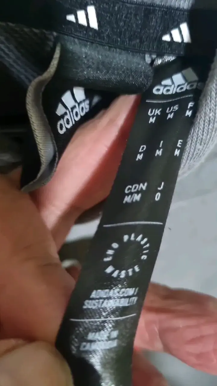Polerón gris con capucha Adidas logo rojo - 2