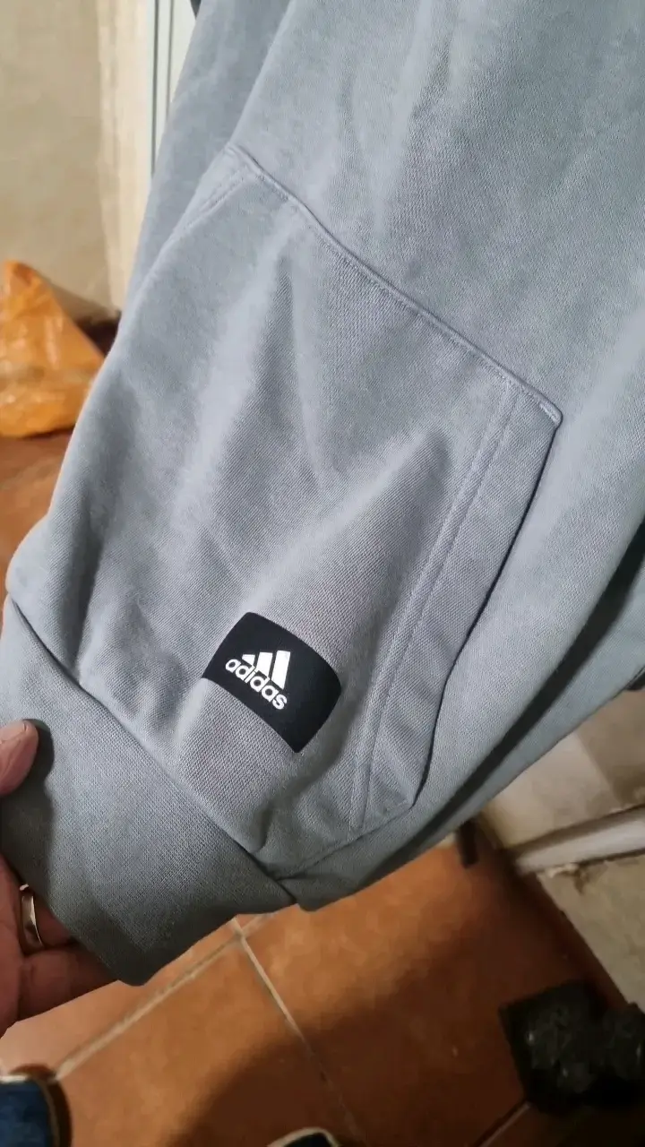 Polerón gris con capucha Adidas logo rojo - 5