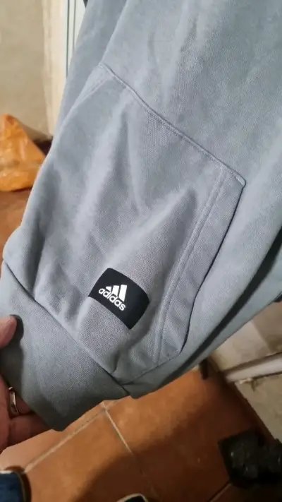 Polerón gris con capucha Adidas logo rojo - miniatura 5