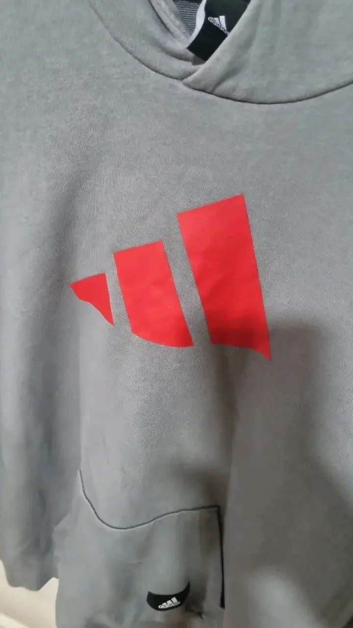 Polerón gris con capucha Adidas logo rojo - 6
