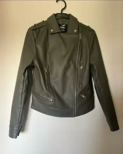 Chaqueta de cuero sintético verde oliva para mujer - miniatura 1