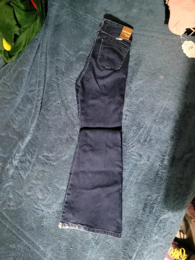 Jeans azul oscuro para mujer con detalle desgastado - miniatura 1