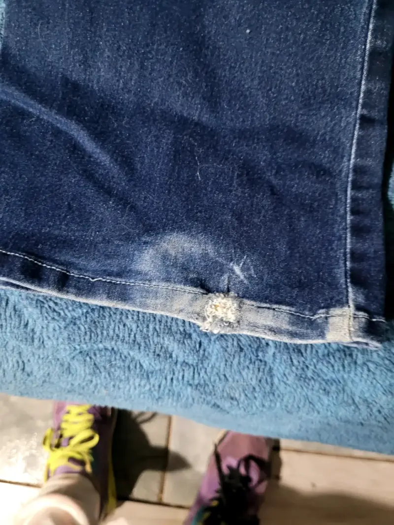 Jeans azul oscuro para mujer con detalle desgastado - 2