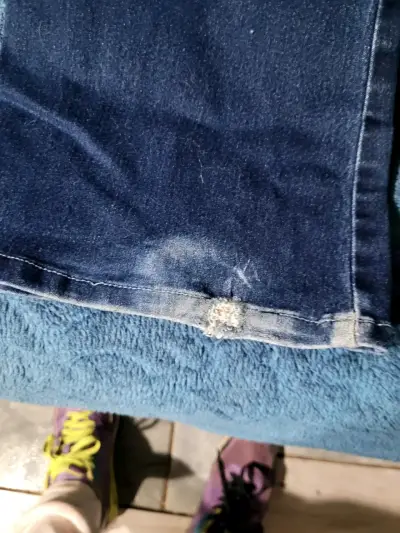 Jeans azul oscuro para mujer con detalle desgastado - miniatura 2