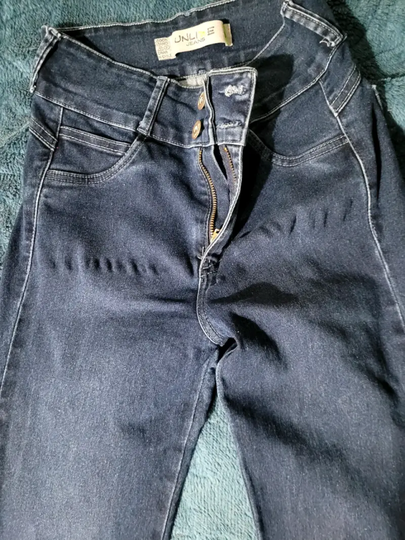 Jeans azul oscuro para mujer con detalle desgastado - 3