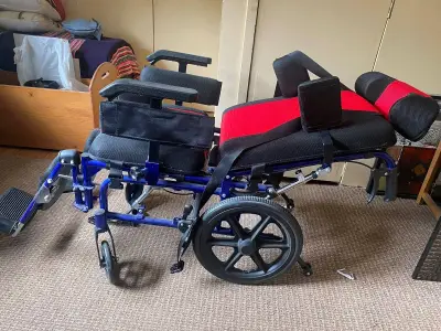 Silla de ruedas reclinable azul y roja - miniatura 1