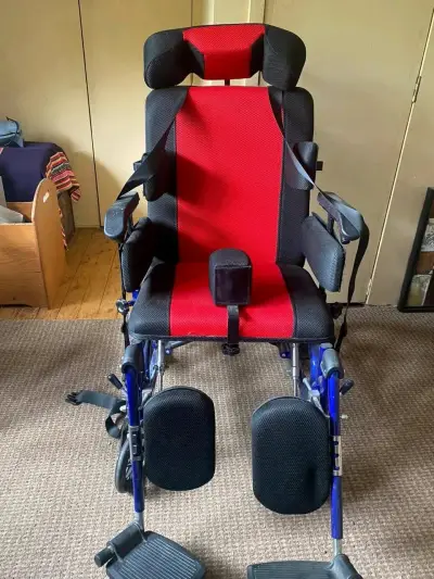 Silla de ruedas reclinable azul y roja - miniatura 2