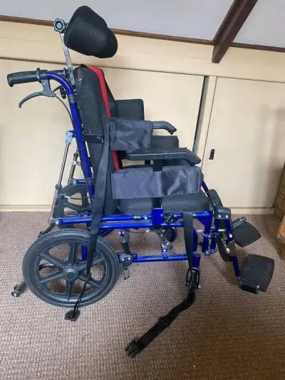 Silla de ruedas reclinable azul y roja - miniatura 3
