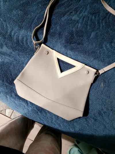 Cartera cruzada gris con diseño moderno - miniatura 1