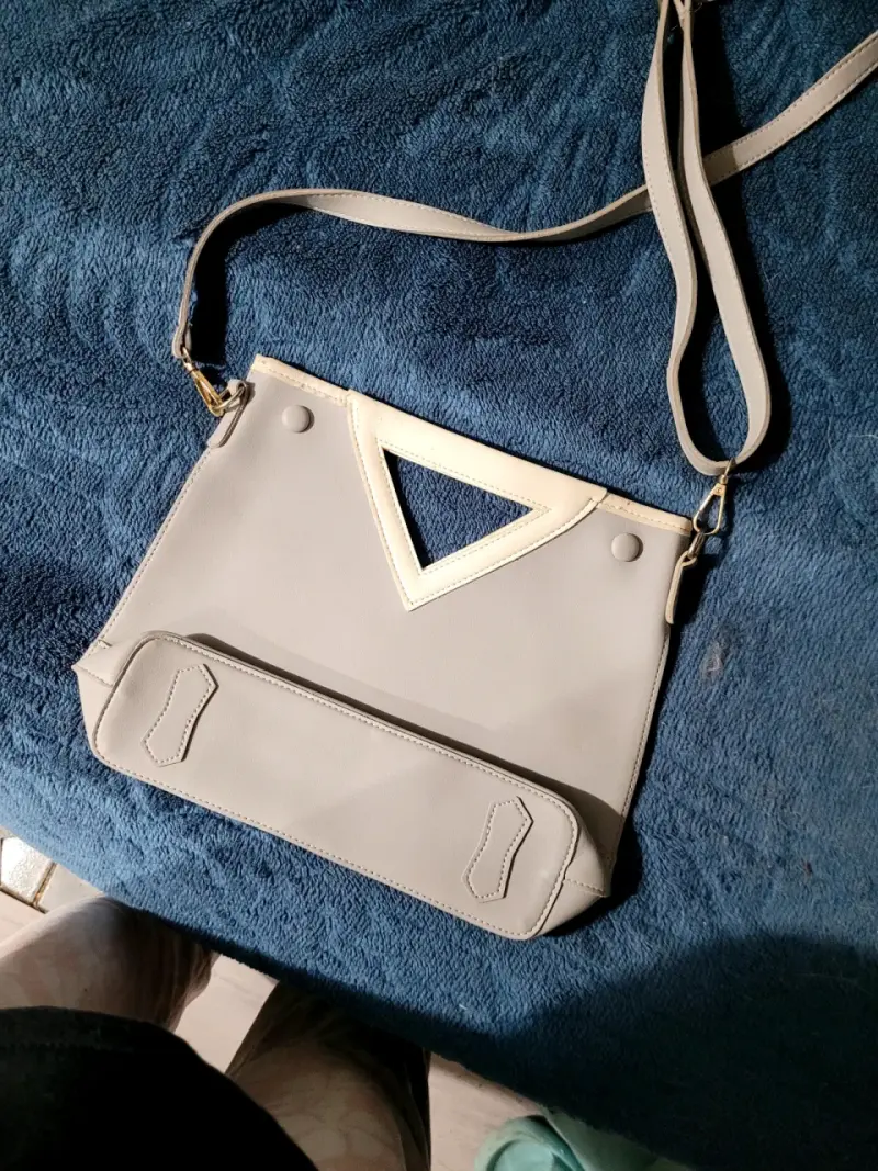 Cartera cruzada gris con diseño moderno - 2