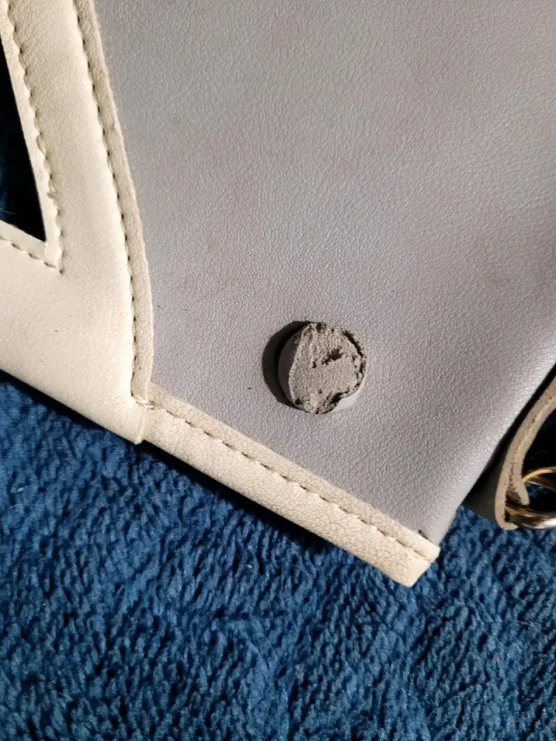 Cartera cruzada gris con diseño moderno - 3