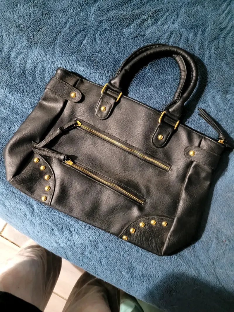 Bolso de cuero negro con tachas doradas - 1