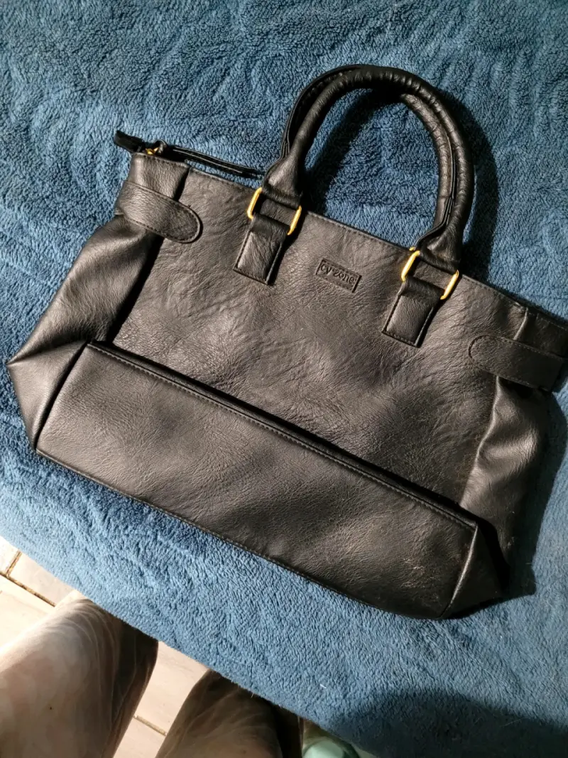 Bolso de cuero negro con tachas doradas - 2