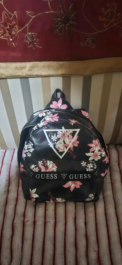 Mochila Guess floral negra - miniatura 1