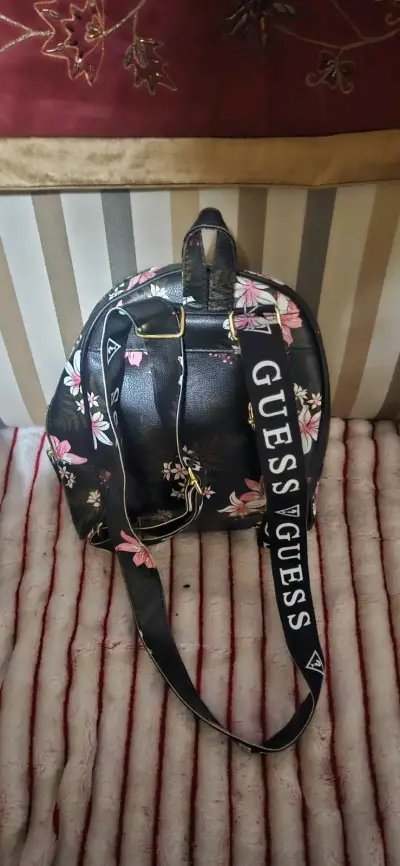 Mochila Guess floral negra - miniatura 2