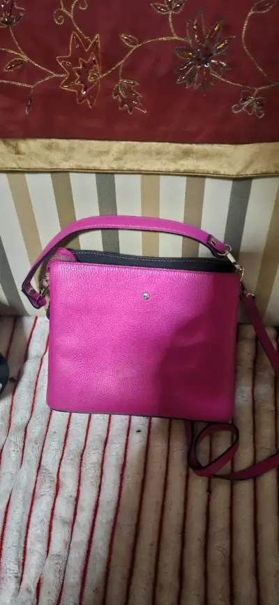 Cartera cruzada fucsia de cuero sintético - miniatura 2