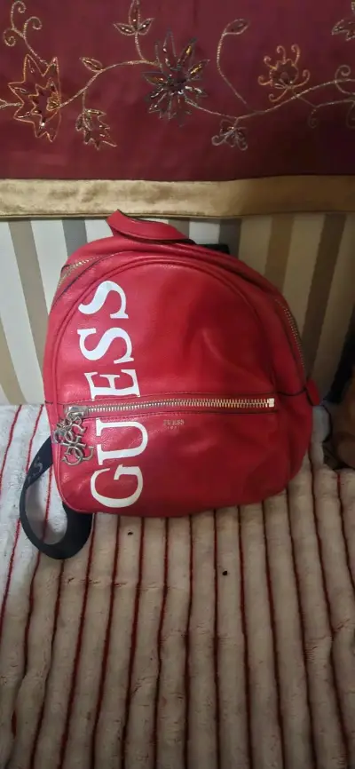 Mochila roja Guess con logo grande - miniatura 1