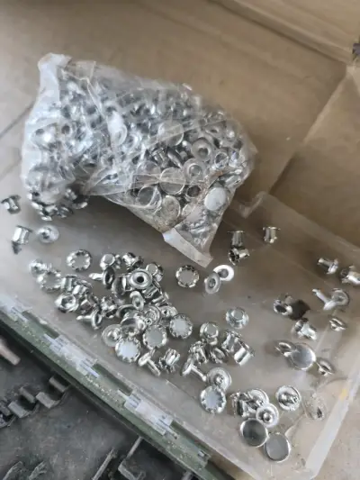 Kit de remaches metálicos para manualidades - miniatura 1