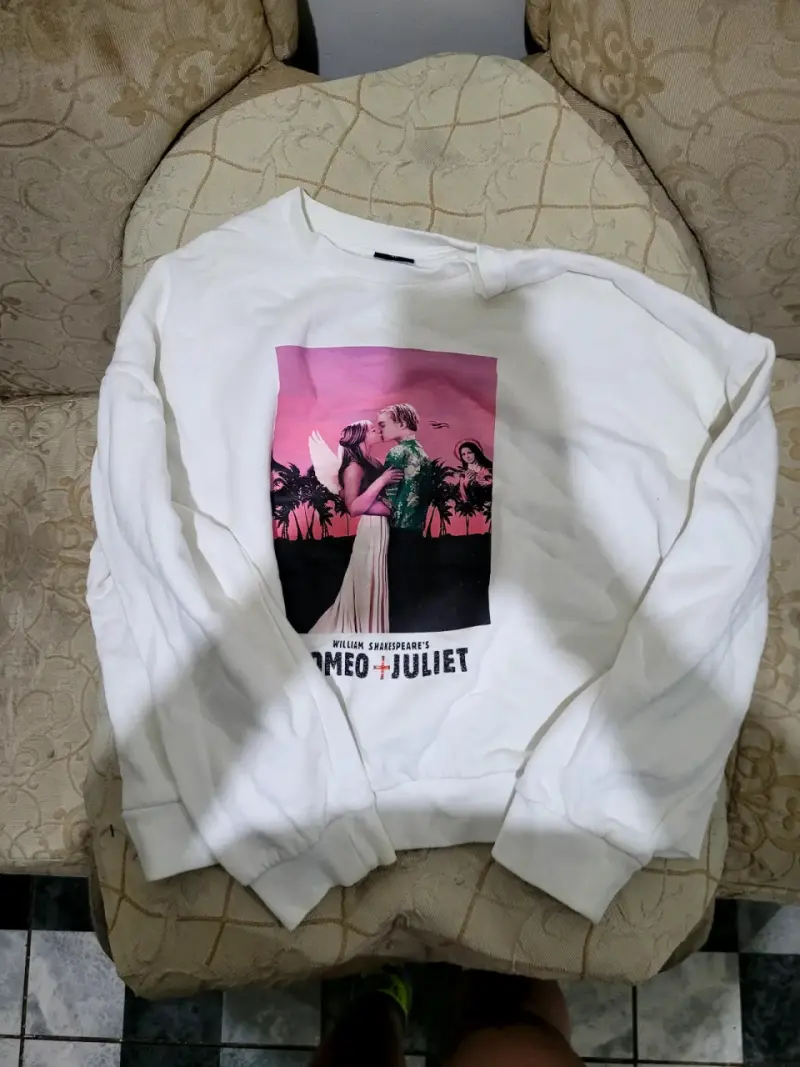 Polerón blanco con diseño Romeo + Juliet