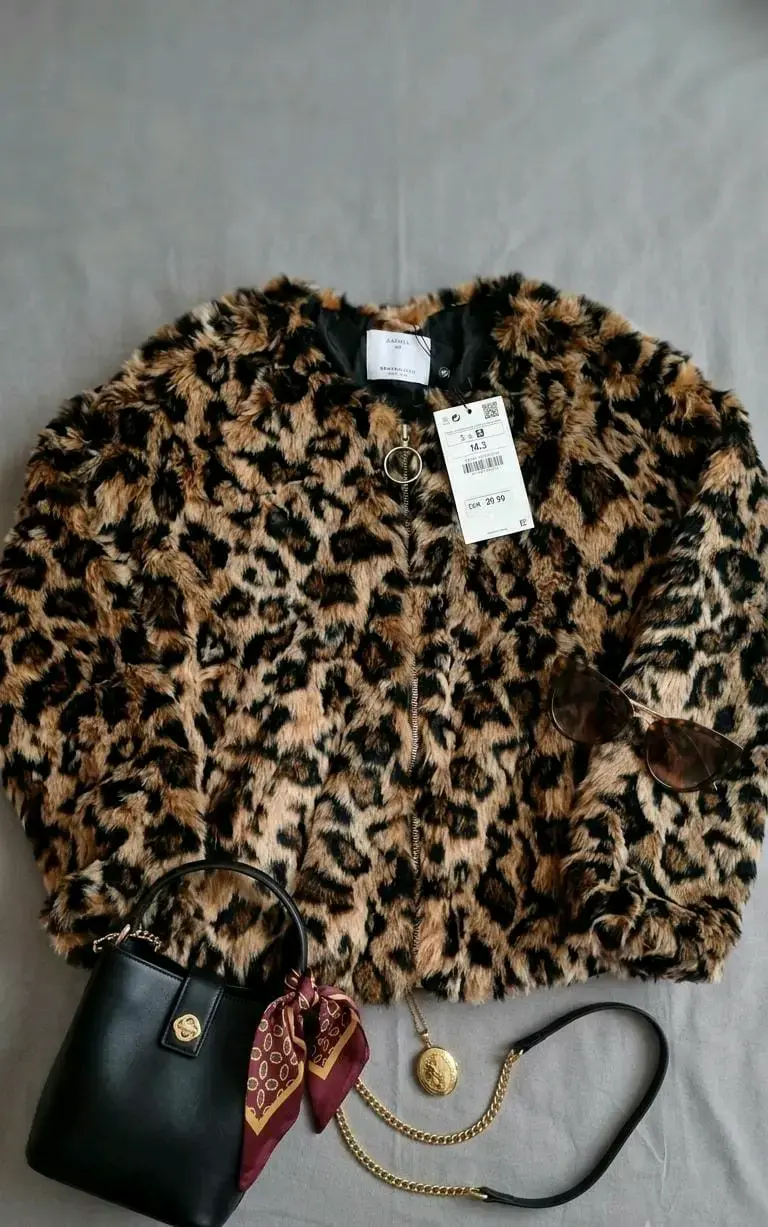 Abrigo marca Bershka Animal Print