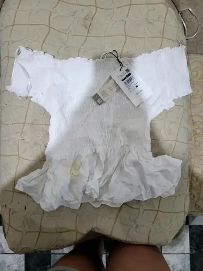Blusa blanca con volantes para mujer - miniatura 1