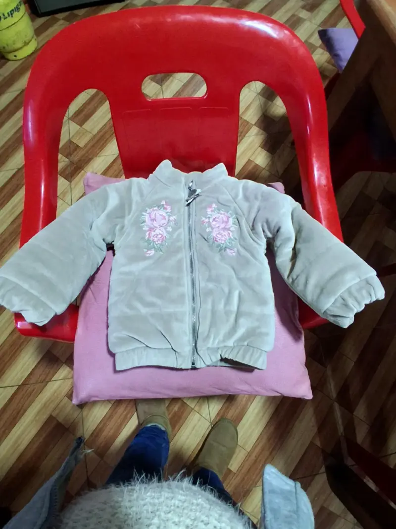 Chaqueta infantil de peluche con capucha y diseño de elefante - 2