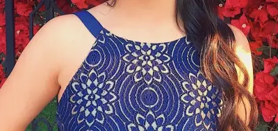 Vestido de fiesta azul marino “encaje” dorado - miniatura 5