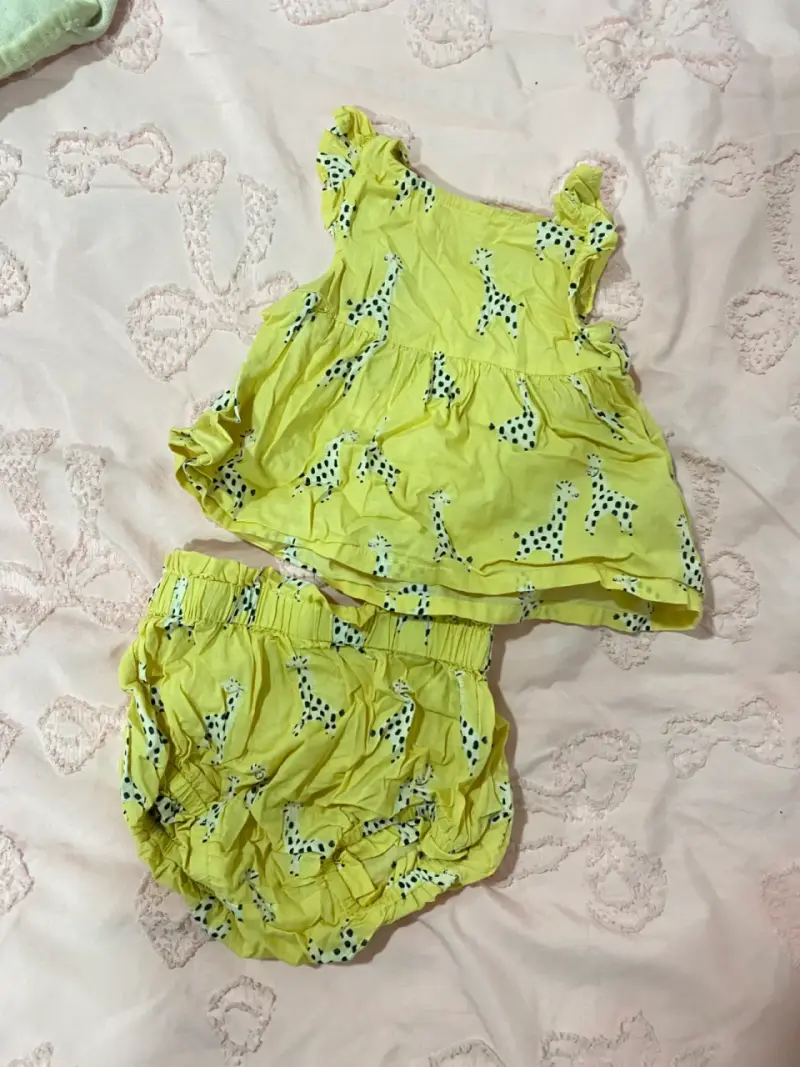 Conjunto de bebé amarillo con estampado de jirafas - 1