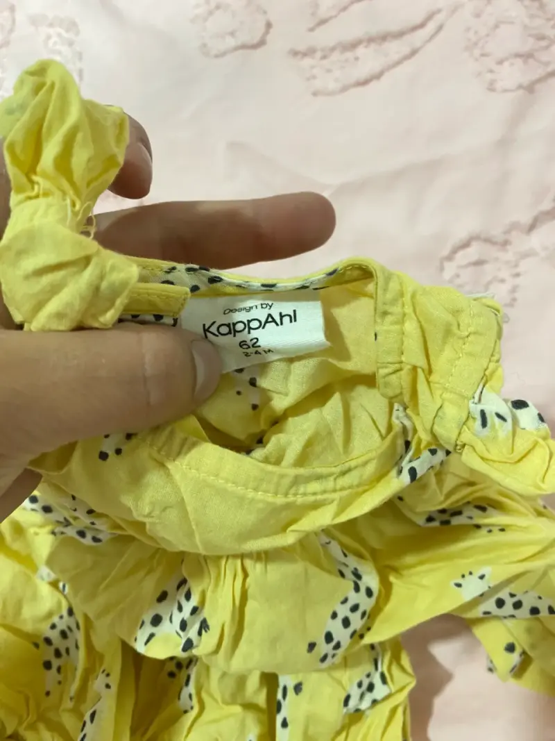 Conjunto de bebé amarillo con estampado de jirafas - 2