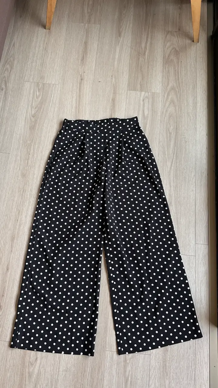 Pantalones culotte de lunares negros tendencia.