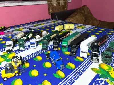 Colección de camiones miniatura variados - miniatura 1