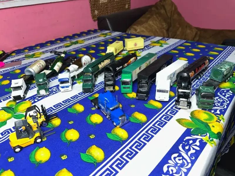Colección de camiones miniatura variados - 2