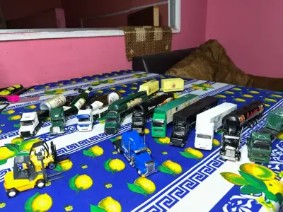 Colección de camiones miniatura variados - miniatura 4