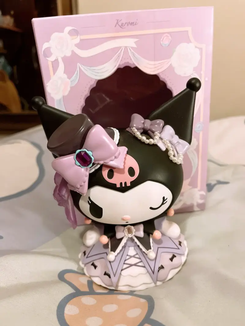 Figura coleccionable Kuromi con sombrero y lazo