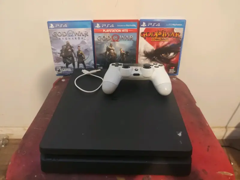 Consola PS4 con juegos God of War