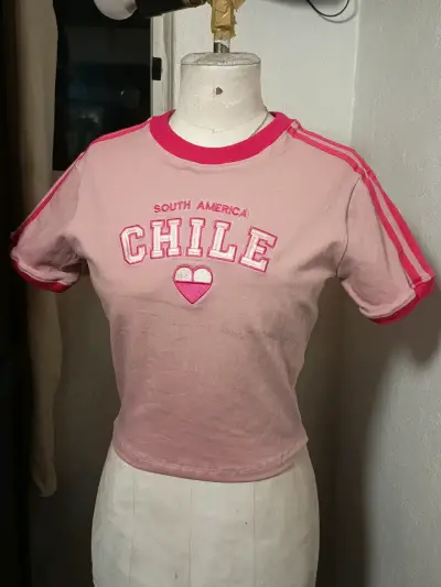 Polera rosa con diseño Chile para mujer - miniatura 1