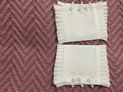 Puños de tela blanca con botones de perla - miniatura 1