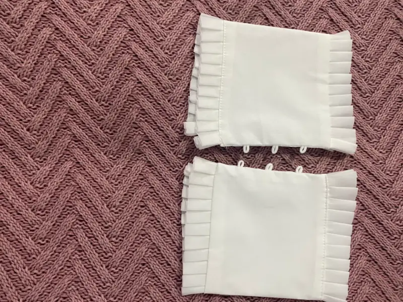 Puños de tela blanca con botones de perla - 2