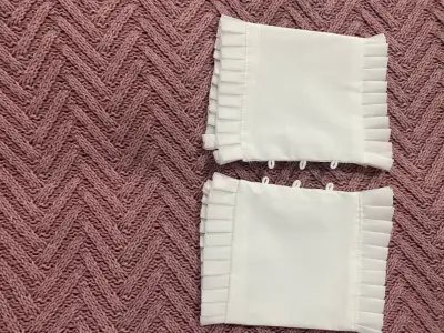 Puños de tela blanca con botones de perla - miniatura 2