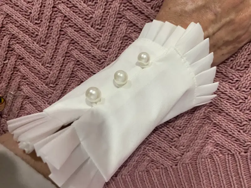 Puños de tela blanca con botones de perla - 3