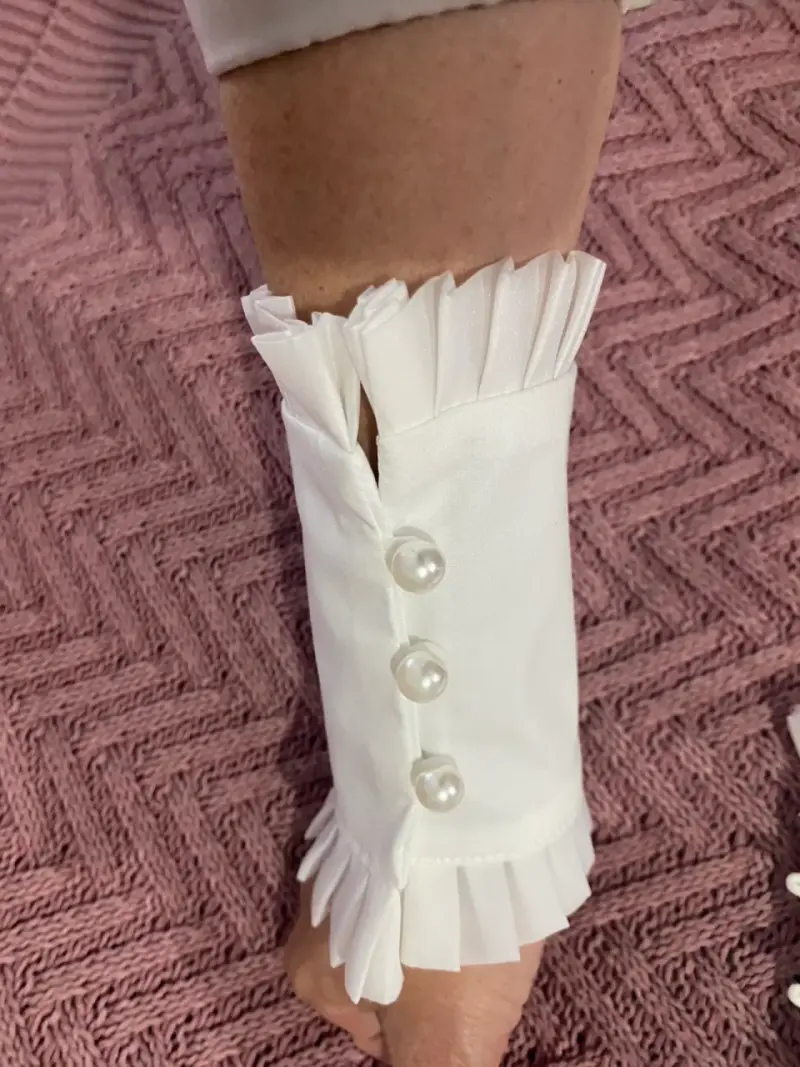 Puños de tela blanca con botones de perla - 4