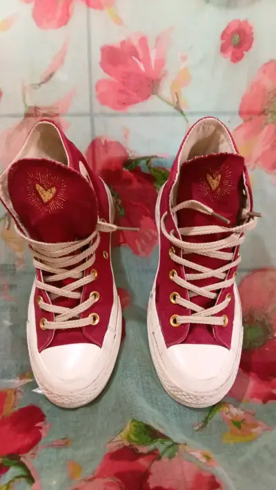 Zapatillas rojas de lona con diseño de corazón - miniatura 1