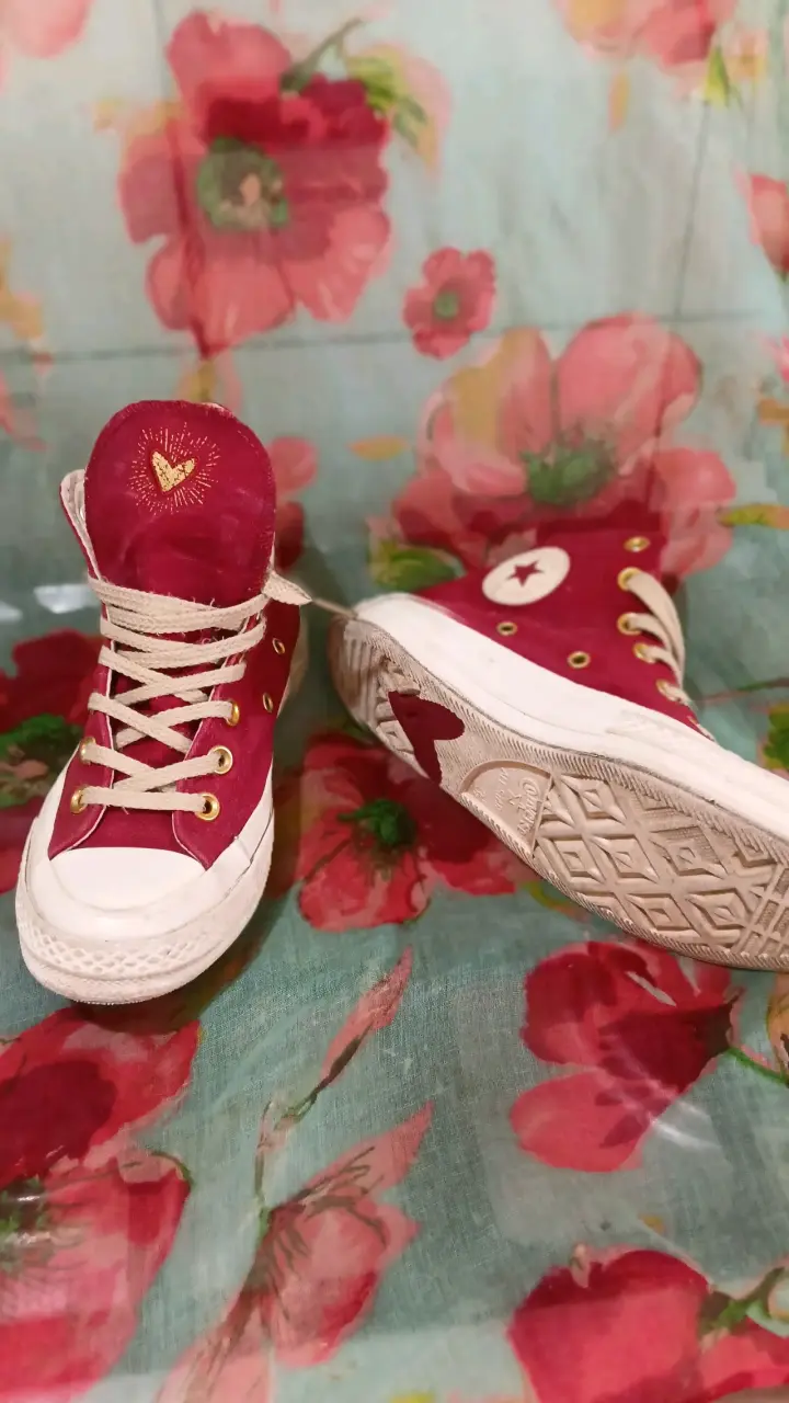 Zapatillas rojas de lona con diseño de corazón - 2